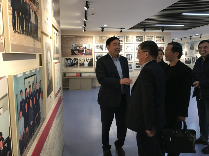4-趙振元同志親自向到訪(fǎng)客人介紹十一科技院史館2.jpg