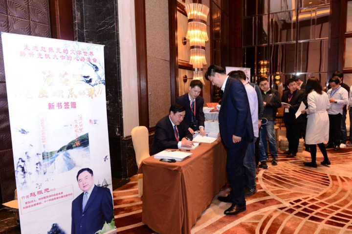 1496506784740367.jpg 10-簽贈會火爆現(xiàn)場.jpg