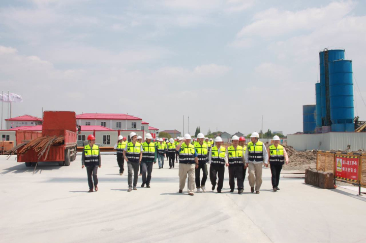 1496507216104071.jpg 4-與會領(lǐng)導參觀華力工地.jpg