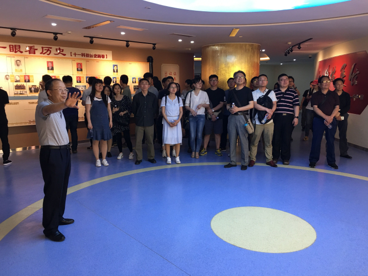 1496510840322342.jpg 2-院史辦陳巍主任為杭州分院干部員工講解展館展示內(nèi)容.jpg