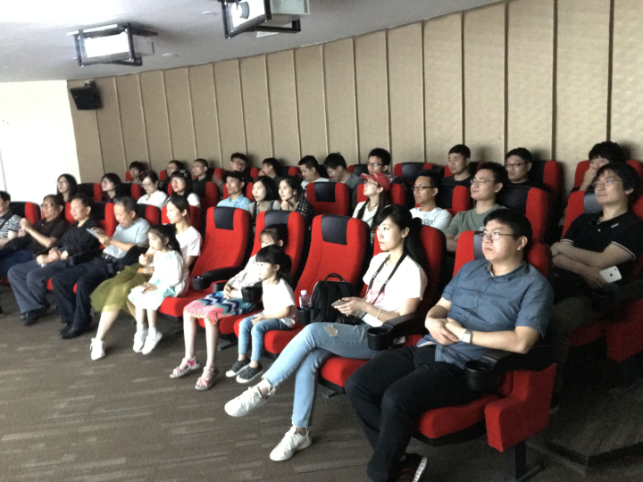 1496510873711677.jpg 3-杭州分院干部員工在展館放映廳觀看十一科技宣傳片.jpg